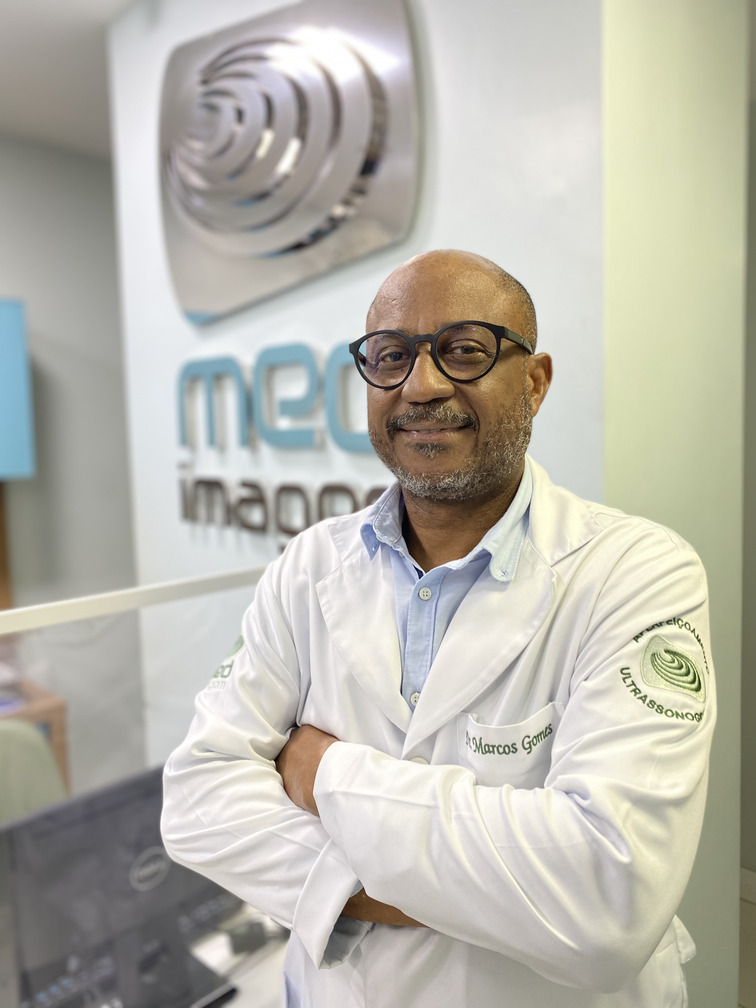 Dr. Marcos Gomes, fundador da Medimagem, na recepção da clínica